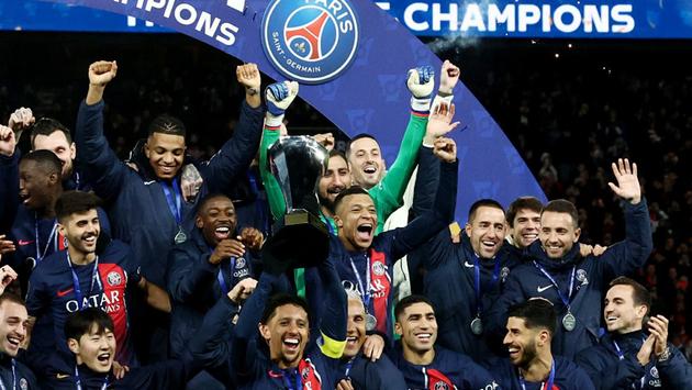 Tân binh Lucas Beraldo nâng cúp vô địch bên cạnh Kylian Mbappe - Đội bóng PSG